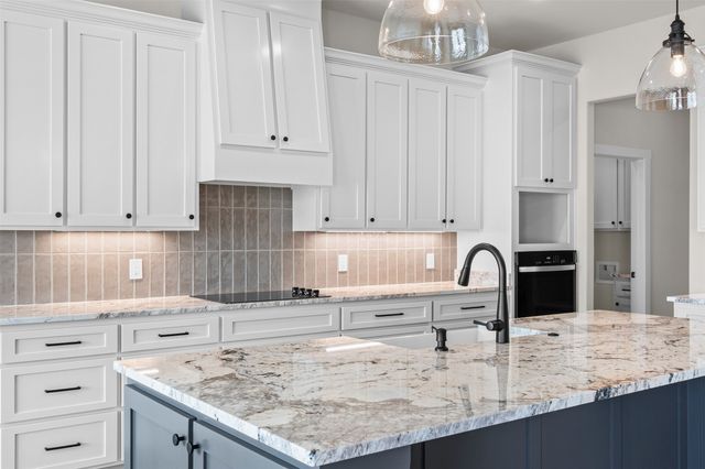 900 Day Star Drive, Hewitt, TX 76643