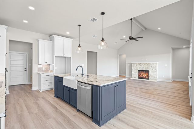 900 Day Star Drive, Hewitt, TX 76643