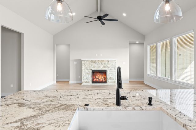 900 Day Star Drive, Hewitt, TX 76643