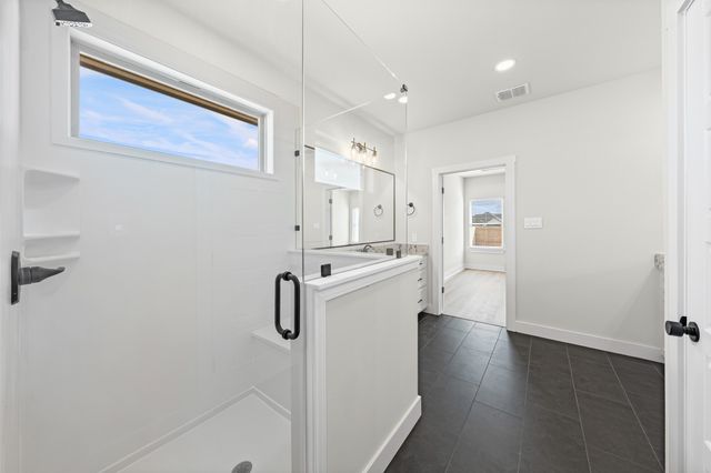 900 Day Star Drive, Hewitt, TX 76643