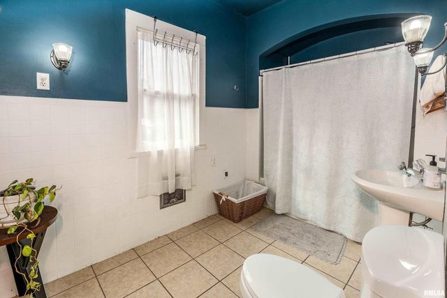 2101 WALNUT Street, Murphysboro, IL 62966