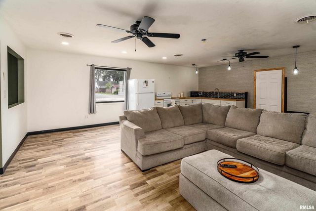 2101 WALNUT Street, Murphysboro, IL 62966