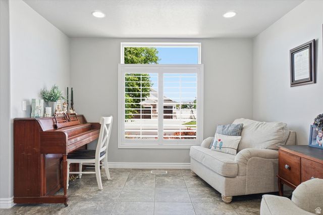 529 W 3100 S, Syracuse, UT 84075
