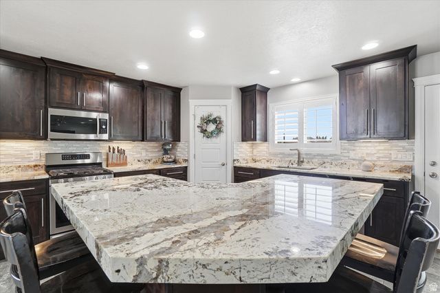529 W 3100 S, Syracuse, UT 84075