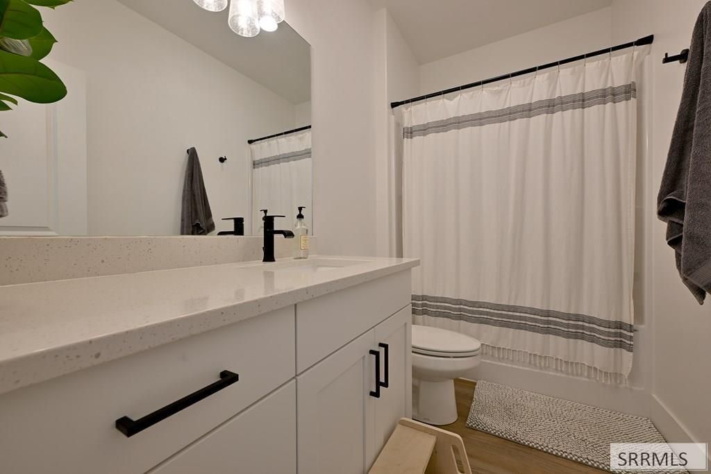 Image 13 of property listing at 1458 N 805 E, Shelley, ID 83274