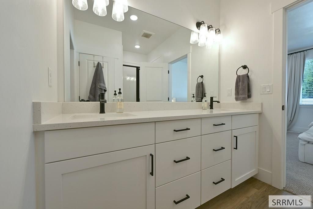 Image 8 of property listing at 1458 N 805 E, Shelley, ID 83274