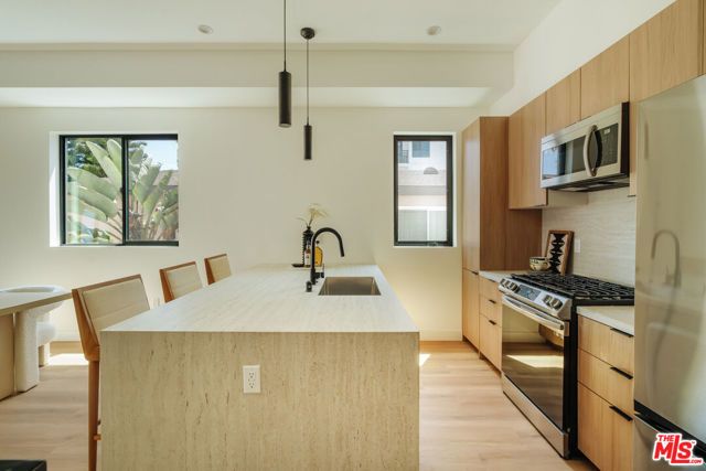 1343 S Ogden Drive C, Los Angeles, CA 90019