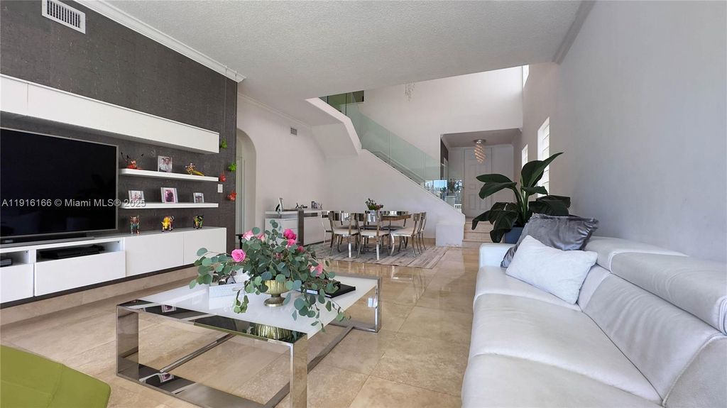 3024 NE 210th St, Aventura, FL 33180