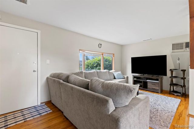 8483 Beatrice, Westland, MI 48185