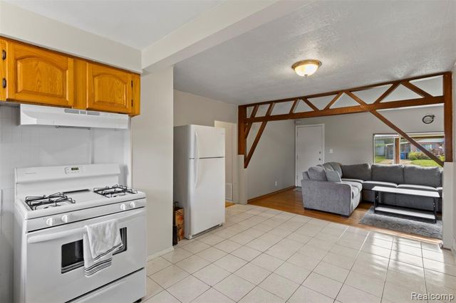 8483 Beatrice, Westland, MI 48185