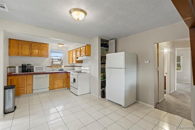 8483 Beatrice, Westland, MI 48185