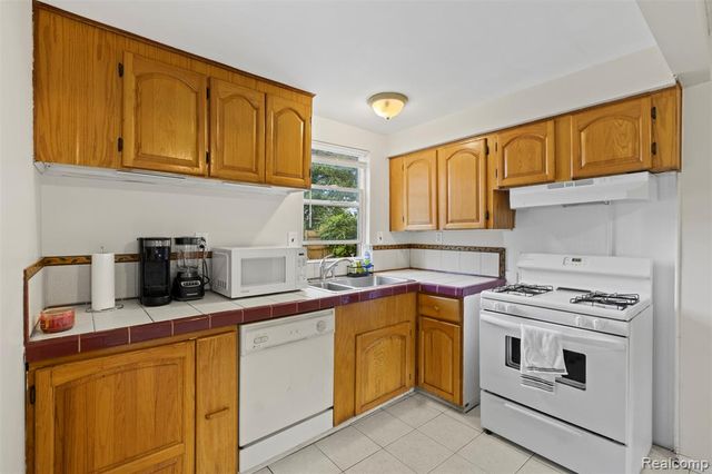 8483 Beatrice, Westland, MI 48185