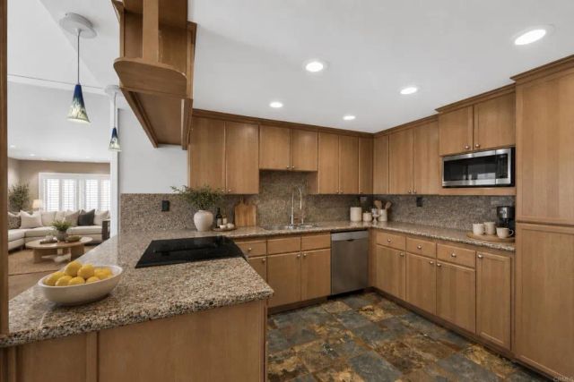 957 Hygeia Avenue, Encinitas, CA 92024
