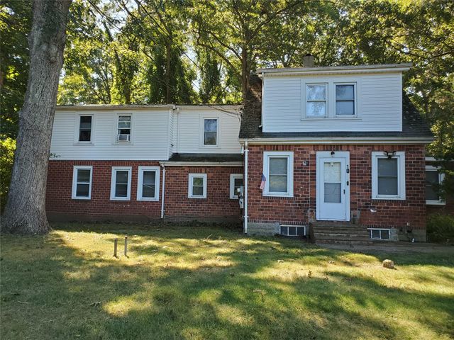 10 Sally Lane, Ridge, NY 11961