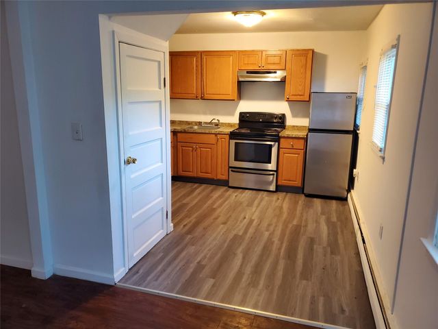 10 Sally Lane, Ridge, NY 11961