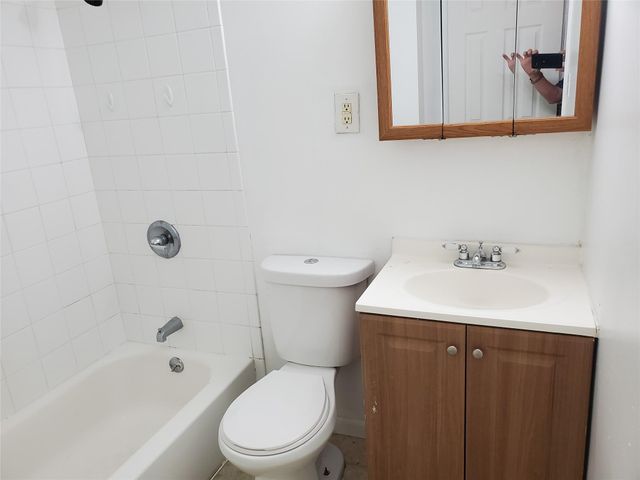 10 Sally Lane, Ridge, NY 11961