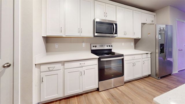 2620 SE Morningdew Drive, West Des Moines, IA 50265