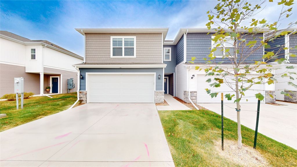 2620 SE Morningdew Drive, West Des Moines, IA 50265