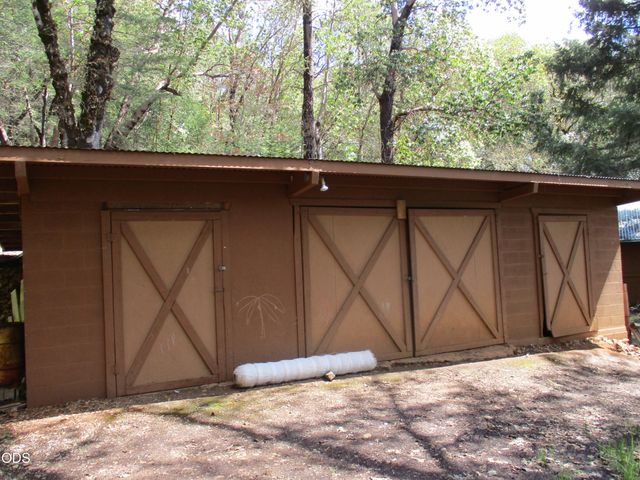 2595 E Evans Creek Road, Rogue River, OR 97537