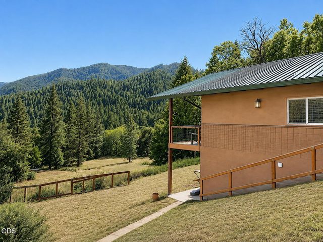 2595 E Evans Creek Road, Rogue River, OR 97537