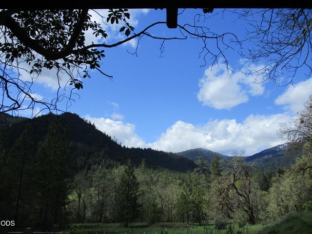 2595 E Evans Creek Road, Rogue River, OR 97537
