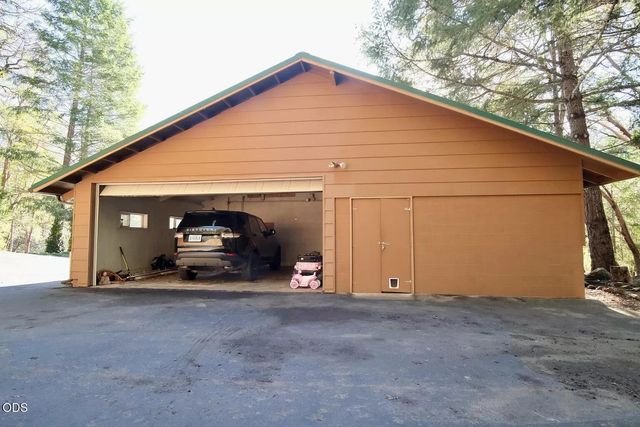 2595 E Evans Creek Road, Rogue River, OR 97537