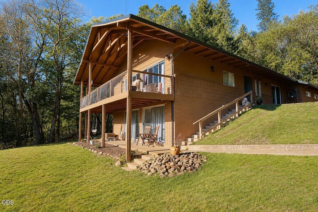 2595 E Evans Creek Road, Rogue River, OR 97537