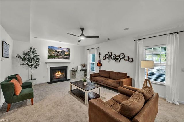 1133 Magdolna DR, Chesapeake, VA 23322