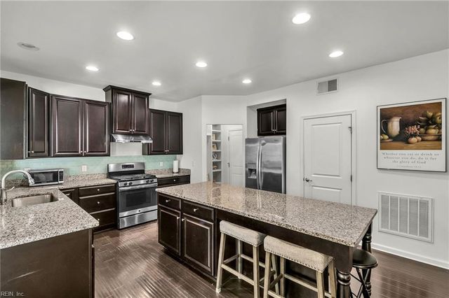 1133 Magdolna DR, Chesapeake, VA 23322