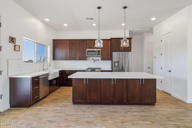 48126 N Coyote Pass Road, New River, AZ 85087