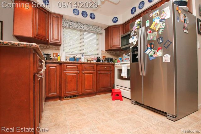 6039 Walker Drive, Troy, MI 48085