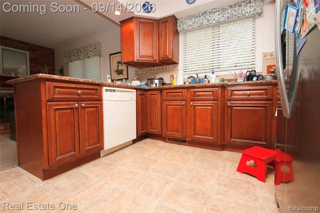 6039 Walker Drive, Troy, MI 48085