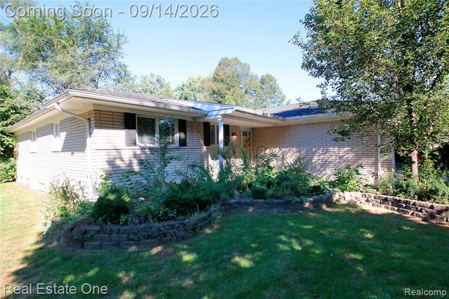6039 Walker Drive, Troy, MI 48085