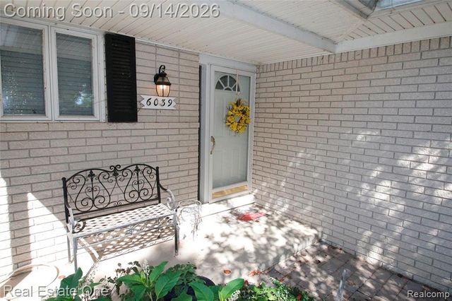 6039 Walker Drive, Troy, MI 48085