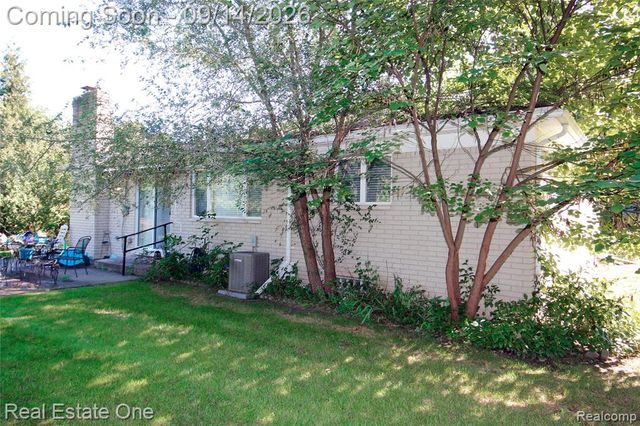 6039 Walker Drive, Troy, MI 48085