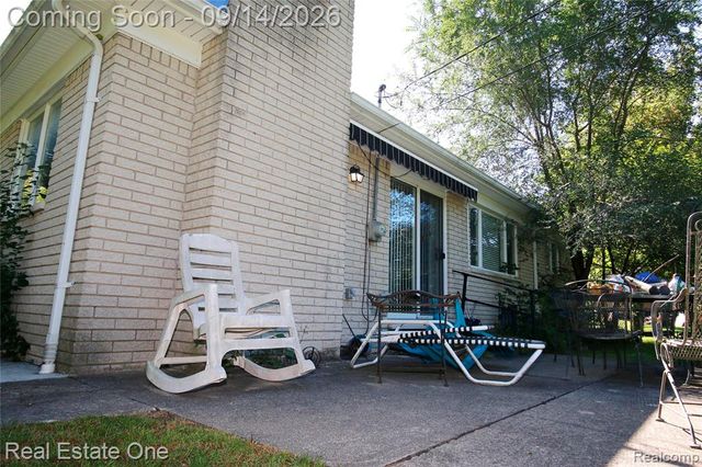 6039 Walker Drive, Troy, MI 48085