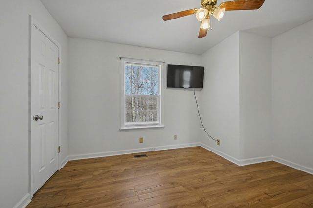 424 Eisenhower Dr, Ashland City, TN 37015