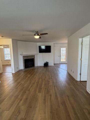 424 Eisenhower Dr, Ashland City, TN 37015