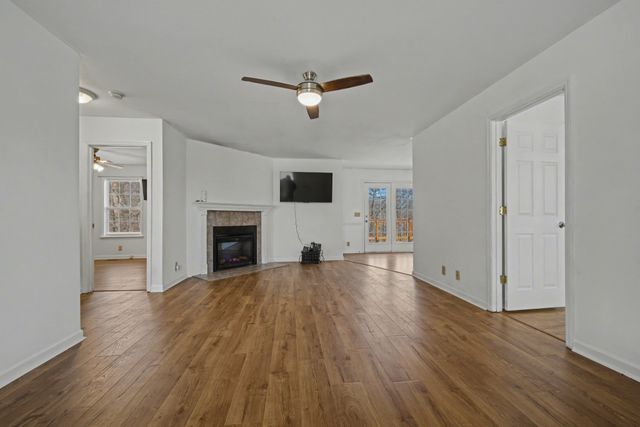 424 Eisenhower Dr, Ashland City, TN 37015