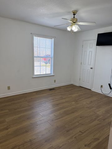 424 Eisenhower Dr, Ashland City, TN 37015