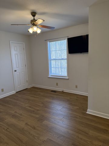 424 Eisenhower Dr, Ashland City, TN 37015