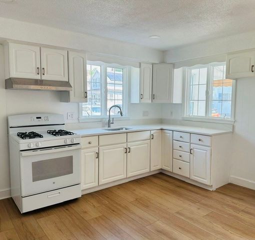 159 Ludlam St, Lowell, MA 01850