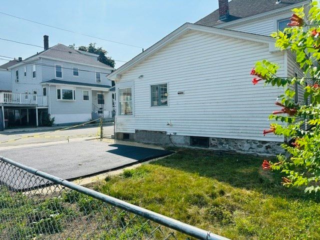 159 Ludlam St, Lowell, MA 01850
