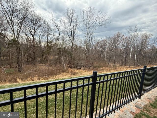 5207 RIDGEVIEW RETREAT DR, Chantilly, VA 20151