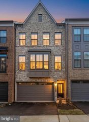 5207 RIDGEVIEW RETREAT DR, Chantilly, VA 20151