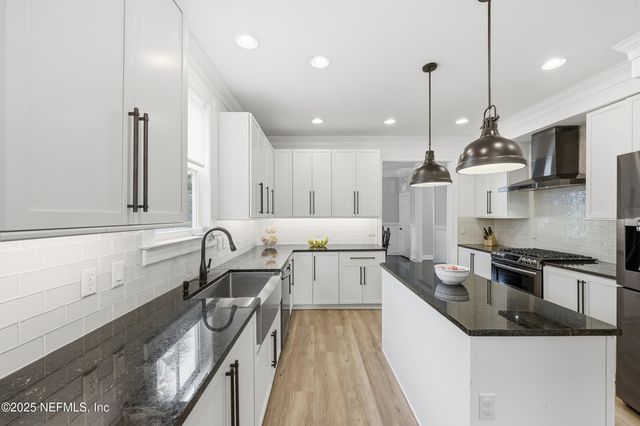 2750 ST JOHNS Avenue, Jacksonville, FL 32205