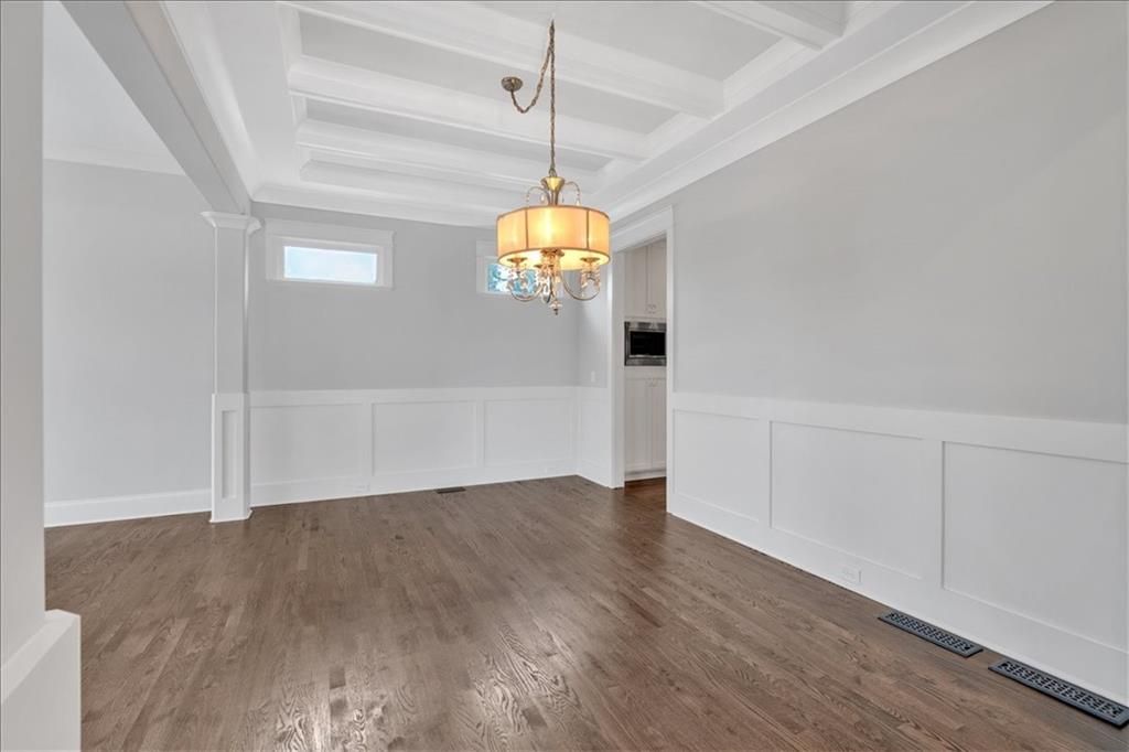 Image 13 of property listing at 1298 Windsor Parkway NE, Atlanta, GA 30319