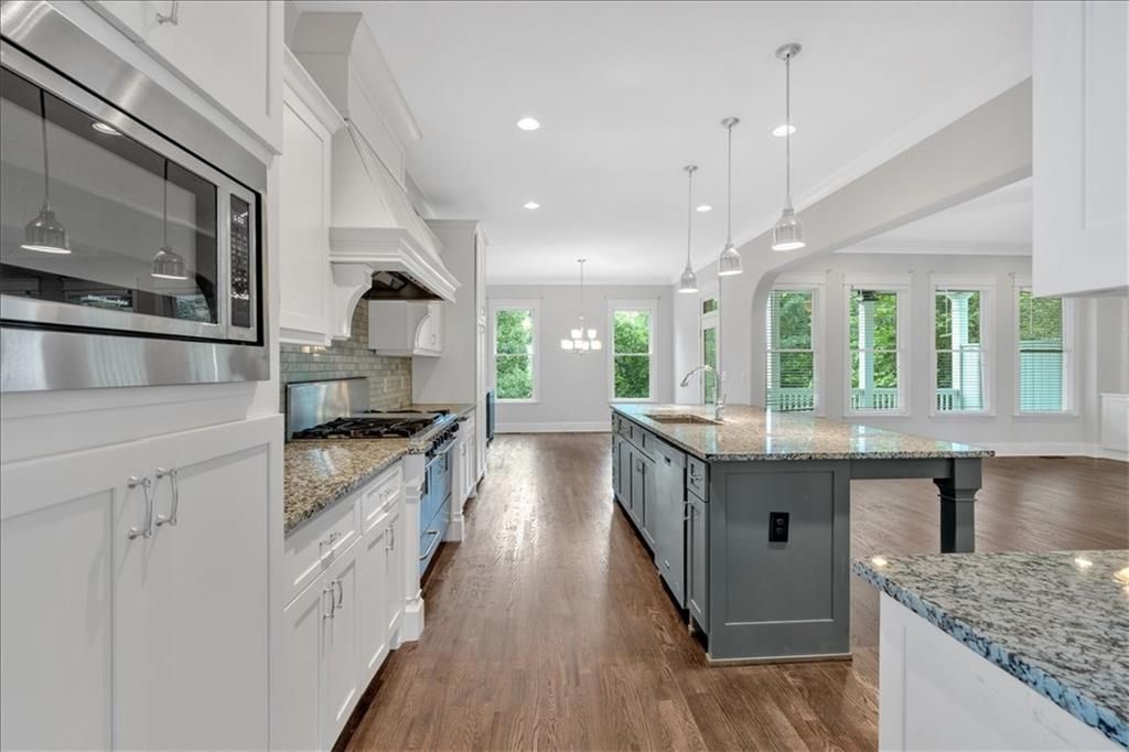 Image 15 of property listing at 1298 Windsor Parkway NE, Atlanta, GA 30319