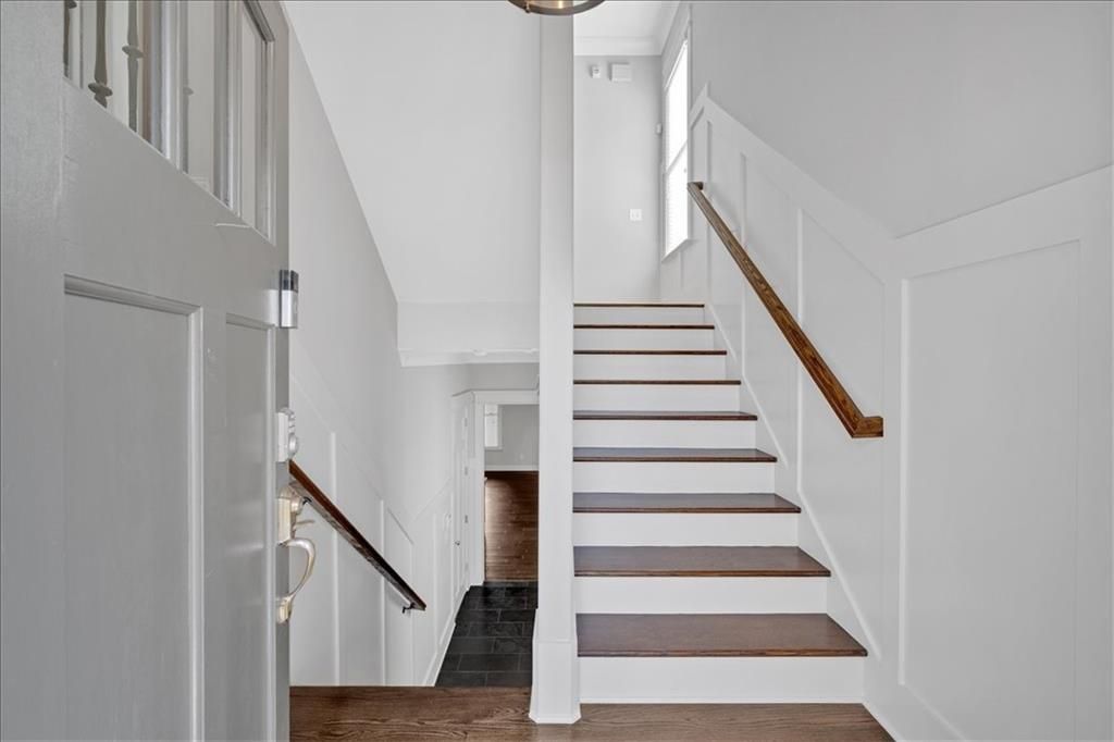 Image 7 of property listing at 1298 Windsor Parkway NE, Atlanta, GA 30319