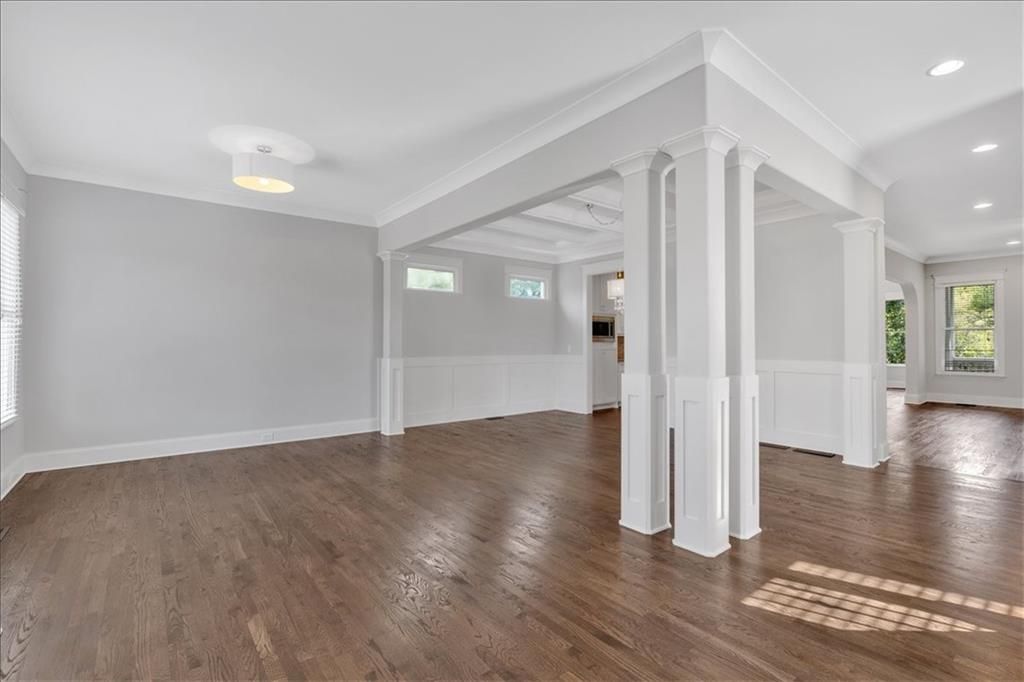 Image 8 of property listing at 1298 Windsor Parkway NE, Atlanta, GA 30319